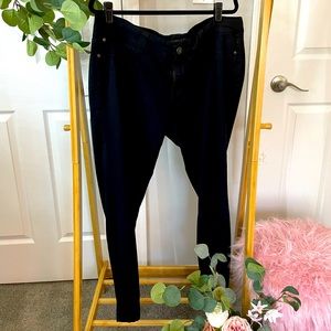 Forever 21 Plus black skinny pant. Size 16.
